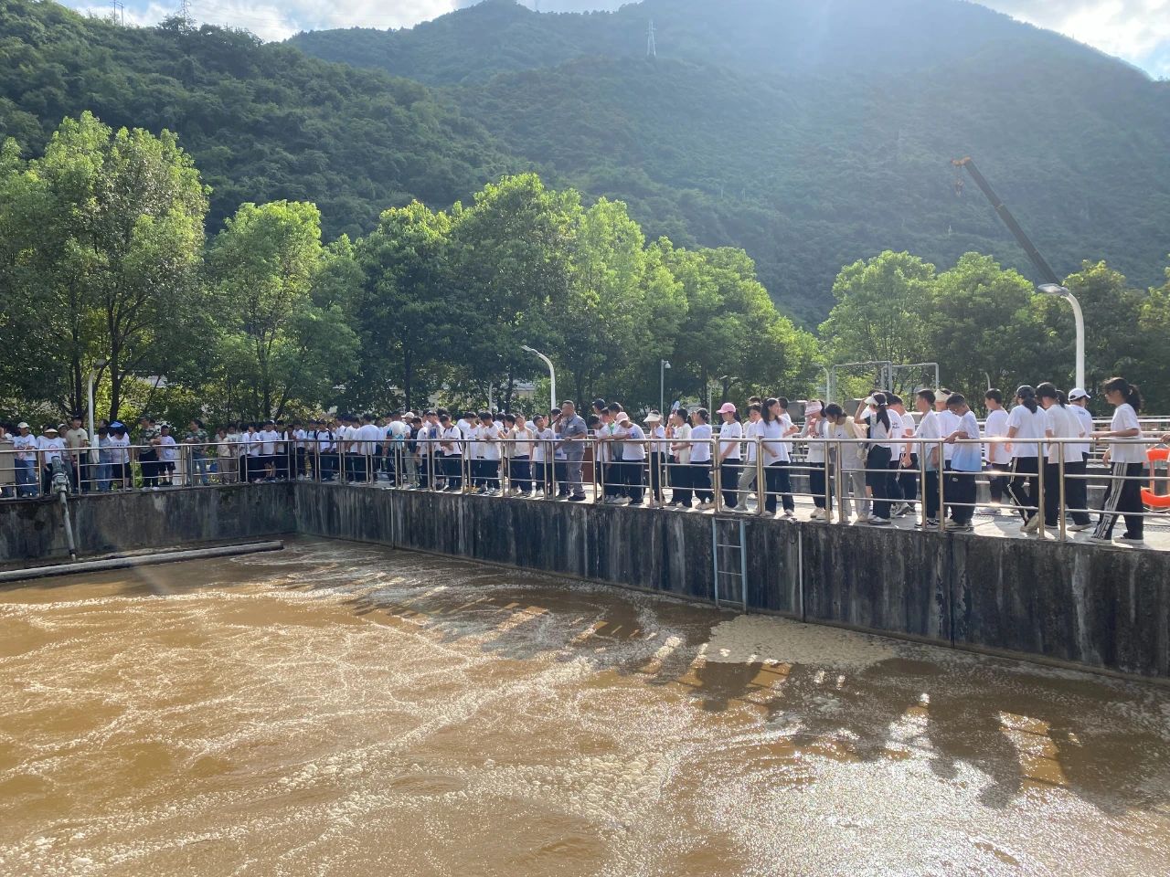 Ë®ÇéÐι«Ë¾Õò°²ÎÛË®´¦Àí³§ÓëÕò°²ÏصڶþÖÐѧ¾ÙÐл·±£ÉèÊ©¹«ÖÚ¿ª·ÅÈջôß¡°ÂÌÉ«ÎÄÃ÷½ÌÓý»ùµØ¡±ÊÚÅÆÒÇʽ Ë®ÇéÐι«Ë¾Õò°²ÎÛË®´¦Àí³§ÓëÕò°²ÏصڶþÖÐѧ¾ÙÐл·±£ÉèÊ©¹«ÖÚ¿ª·ÅÈջôß¡°ÂÌÉ«ÎÄÃ÷½ÌÓý»ùµØ¡±ÊÚÅÆÒÇʽ